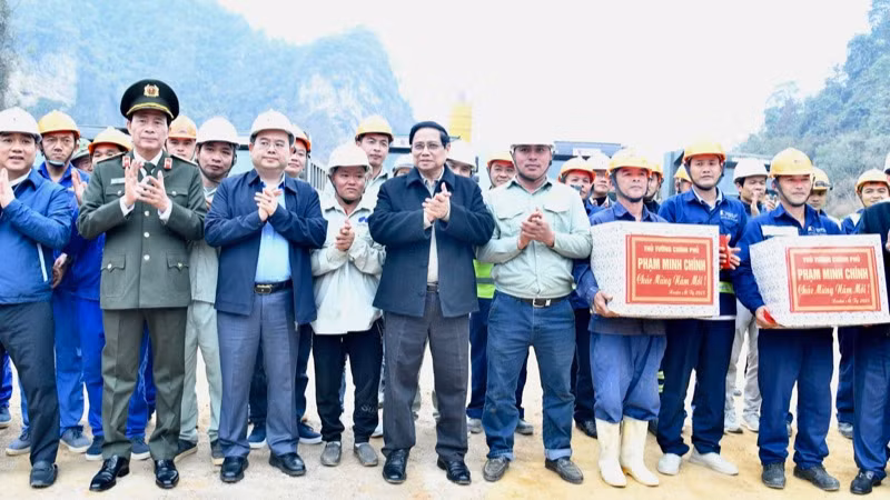 Thủ tướng Phạm Minh Chính tặng quà động viên đội ngũ kỹ sư, công nhân trên công trường. (Ảnh: THANH GIANG)