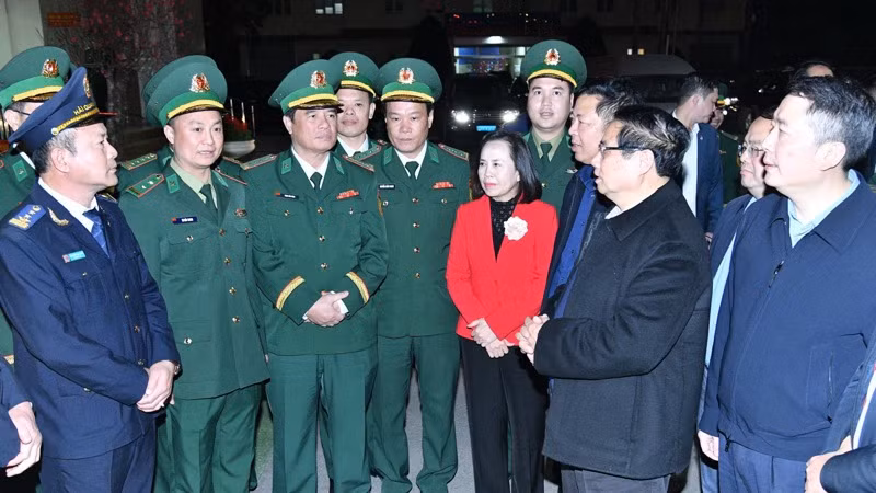 Thủ tướng Phạm Minh Chính nói chuyện, hỏi thăm các lực lượng chức năng liên ngành đang làm nhiệm vụ tại Cửa khẩu Tân Thanh. (Ảnh: THANH GIANG)