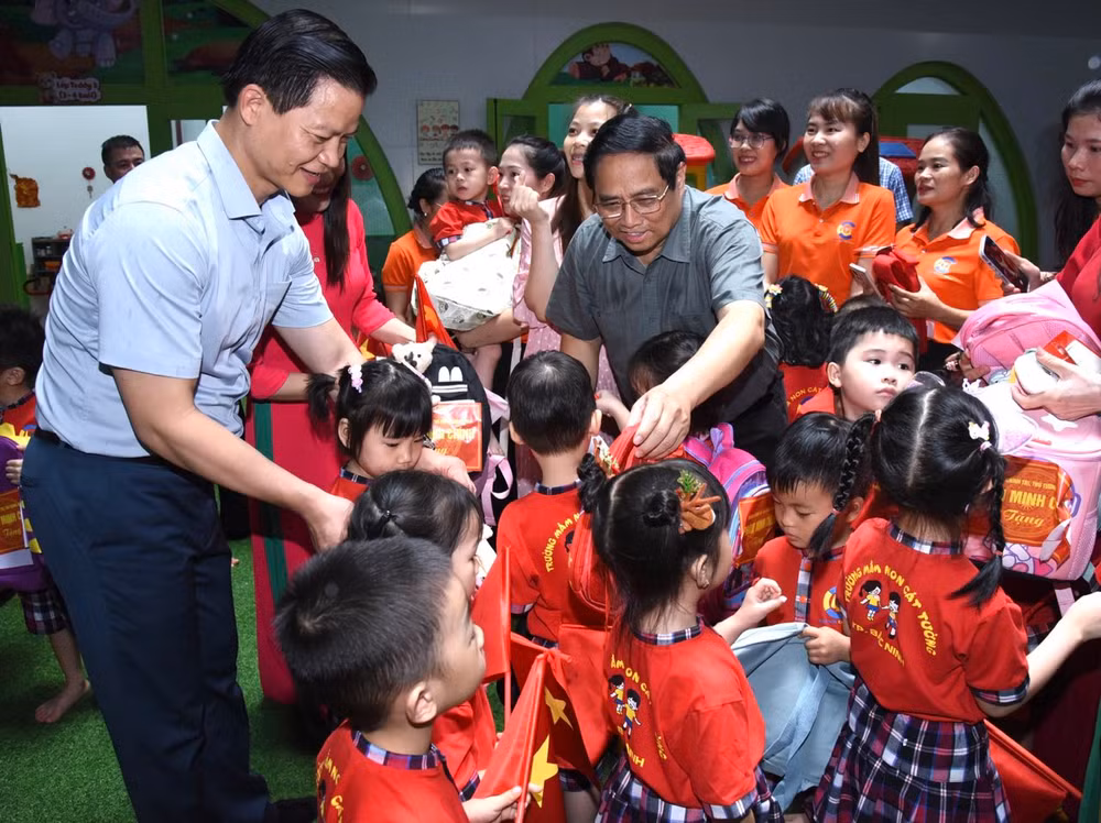Thủ tướng Phạm Minh Chính tặng quà cho các cháu học sinh trường Mầm non Cát Tường.