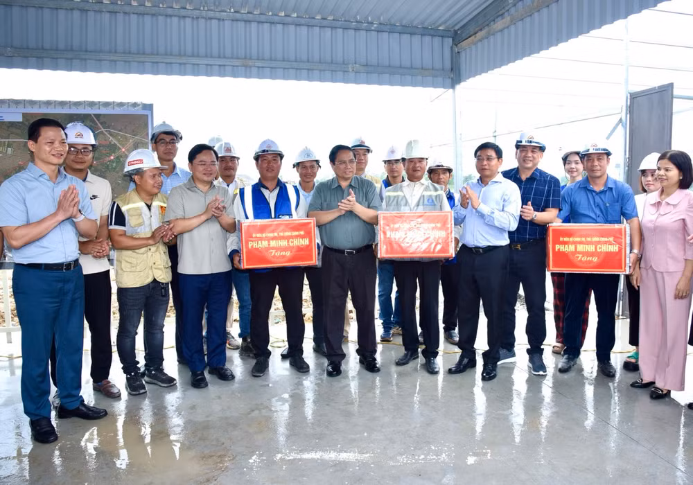 Thủ tướng Phạm Minh Chính tặng quà động viên các đơn vị thi công trên công trường xây dựng đường Vành đai 4 - Vùng Thủ đô Hà Nội đoạn qua tỉnh Bắc Ninh.