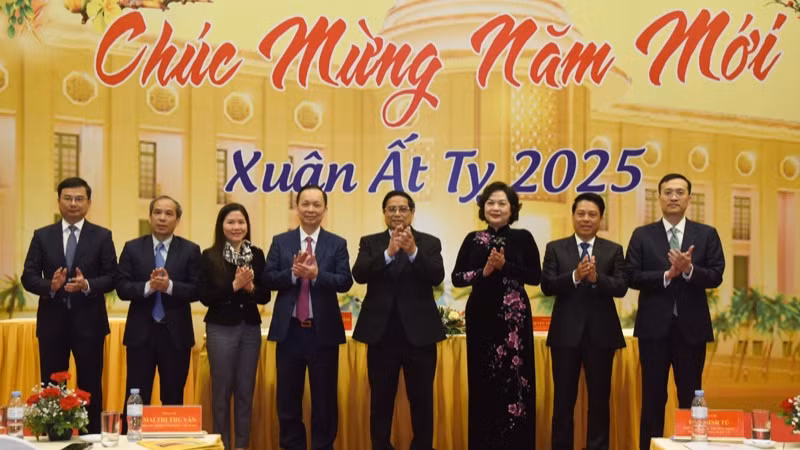 Thủ tướng Phạm Minh Chính với lãnh đạo Ngân hàng Nhà nước Việt Nam (Ảnh: TRẦN HẢI).