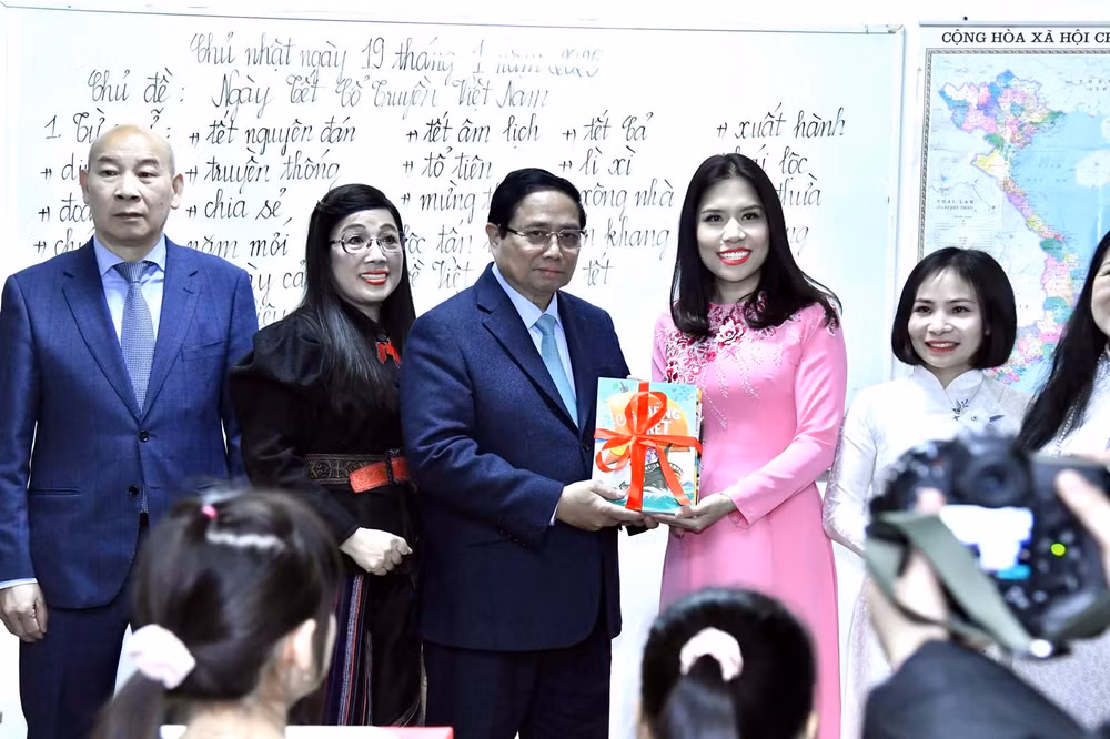 Thủ tướng Phạm Minh Chính và Phu nhân tặng sách cho Trung tâm dạy tiếng Việt. (Ảnh: THANH GIANG)