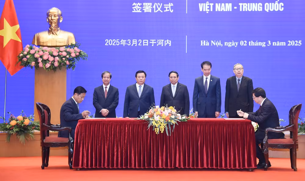 Thủ tướng Phạm Minh Chính chứng kiến lễ ký kết thoả thuận hợp tác giữa Đại học Quốc gia Hà Nội với Đại học Thanh Hoa (Trung Quốc). (Ảnh: TRẦN HẢI)
