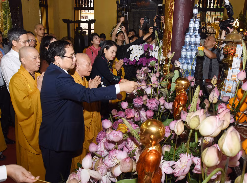 Thủ tướng Phạm Minh Chính tham dự nghi thức lễ Tắm Phật tại chùa Quán Sứ, Hà Nội.
