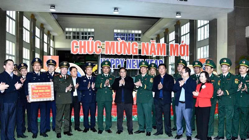 Thủ tướng Phạm Minh Chính với các lực lượng chức năng liên ngành làm nhiệm vụ tại Cửa khẩu Tân Thanh. (Ảnh: THANH GIANG)