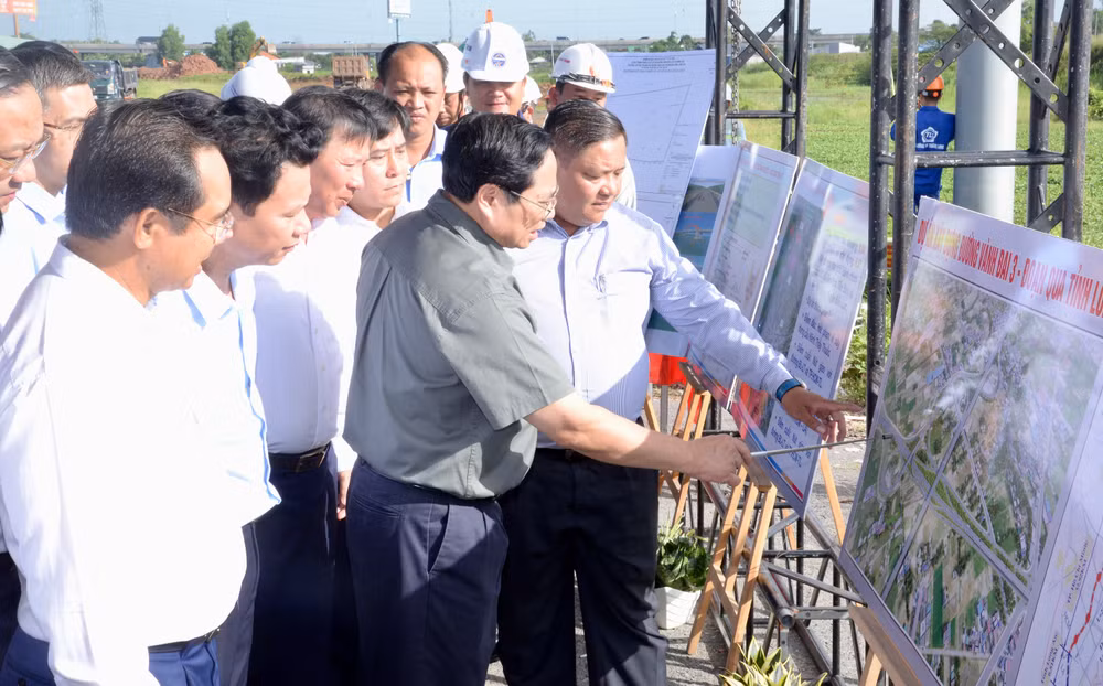 Thủ tướng Phạm Minh Chính nghe đại diện Ban quản lý dự án thuyết minh về tiến độ công trình. Thủ tướng Phạm Minh Chính nghe đại diện Ban quản lý dự án thuyết minh về tiến độ công trình.