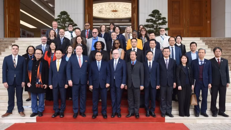 Thủ tướng Phạm Minh Chính và lãnh đạo các trường đại học của Hoa Kỳ. (Ảnh: TRẦN HẢI)