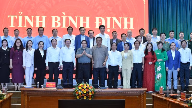 Thủ tướng Phạm Minh Chính và các đồng chí lãnh đạo Ban Thường vụ Tỉnh ủy Bình Định. (Ảnh: THANH GIANG)