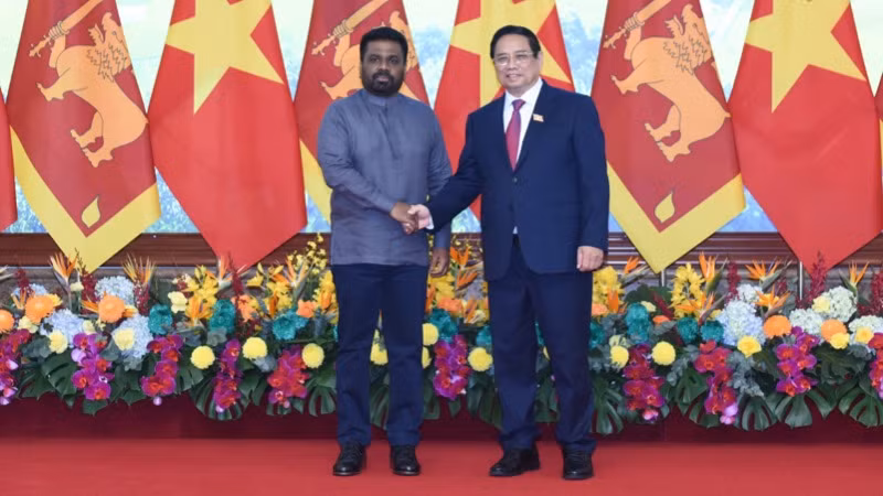 Thủ tướng Phạm Minh Chính bắt tay Tổng thống Sri Lanka Anura Kumara Dissanayaka. (Ảnh: TRẦN HẢI)