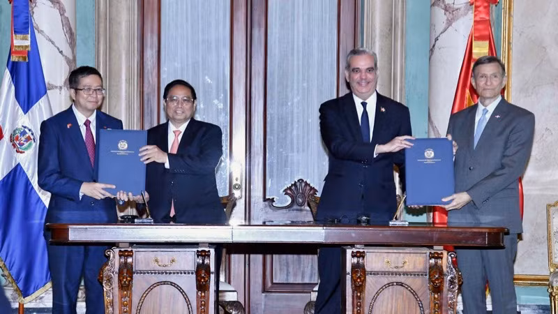 Thủ tướng Phạm Minh Chính và Tổng thống Cộng hòa Dominica Luis Rodolfo Abinader Corona đã chứng kiến lễ ký kết các văn kiện hợp tác và gặp gỡ báo chí sau hội đàm. (Ảnh: THANH GIANG)