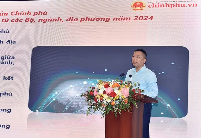 Tổng Giám đốc Cổng Thông tin điện tử Chính phủ Nguyễn Hồng Sâm báo cáo tại hội nghị. (Ảnh: VGP) Tổng Giám đốc Cổng Thông tin điện tử Chính phủ Nguyễn Hồng Sâm báo cáo tại hội nghị. (Ảnh: VGP)