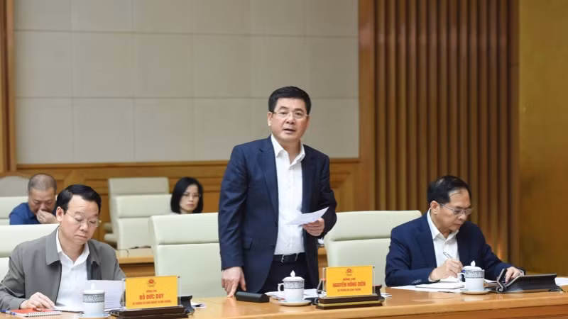 Bộ trưởng Công thương Nguyễn Hồng Diên phát biểu ý kiến tại cuộc họp. (Ảnh: TRẦN HẢI)