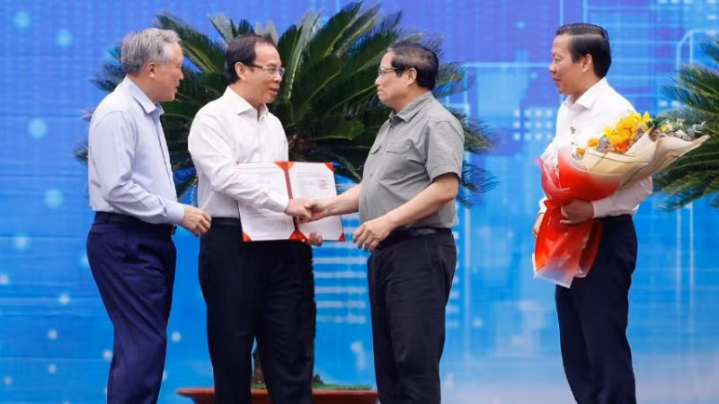 Thủ tướng Phạm Minh Chính trao Quyết định của Thủ tướng Chính phủ phê duyệt Quy hoạch Thành phố Hồ Chí Minh cho Lãnh đạo Thành phố (Ảnh: THANH GIANG).
