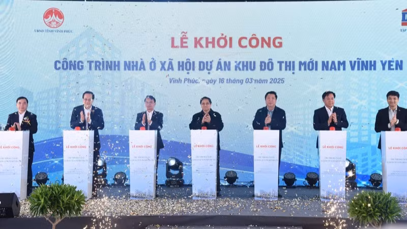 Thủ tướng Phạm Minh Chính và các đồng chí lãnh đạo thực hiện nghi thức khởi công Dự án nhà ở xã hội ở thành phố Vĩnh Yên. (Ảnh: TRẦN HẢI)