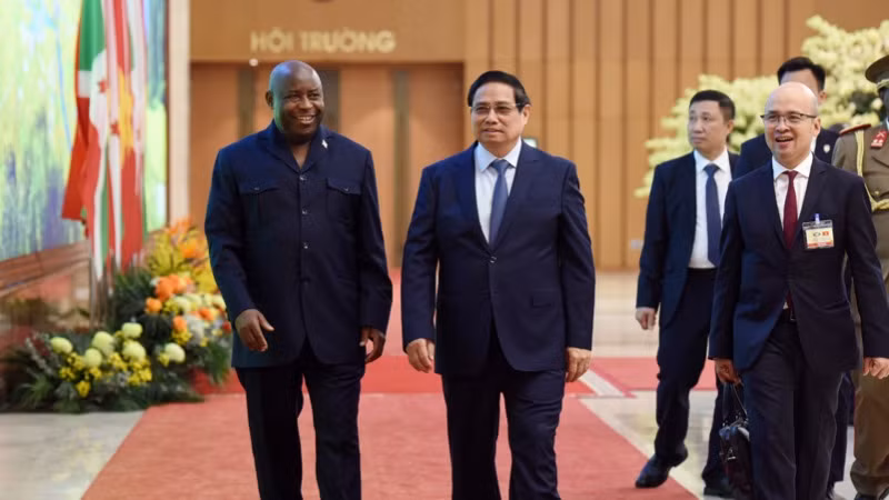 Thủ tướng Chính phủ Phạm Minh Chính cùng Tổng thống Cộng hòa Burundi Évariste Ndayishimiye bước vào phòng hội kiến (Ảnh: TRẦN HẢI).