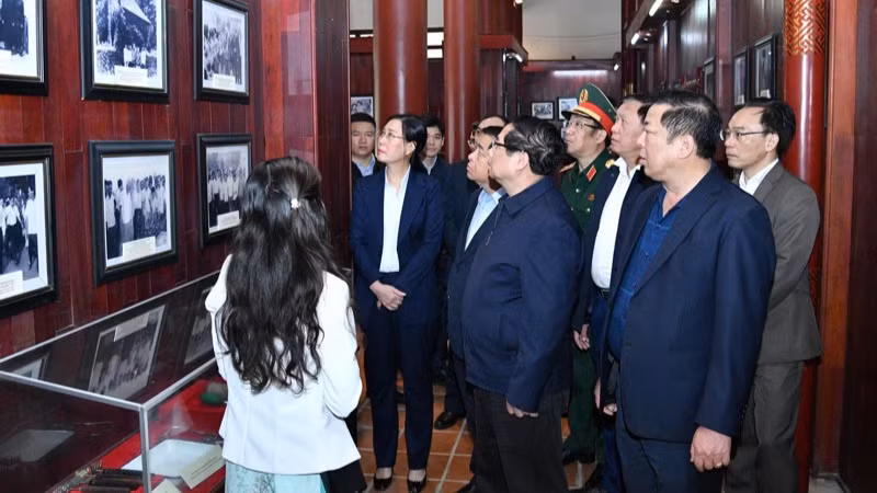 Thủ tướng Phạm Minh Chính tham quan gian trưng bày các tư liệu, hiện vật về cuộc đời hoạt động cách mạng của Thủ tướng Phạm Văn đồng (Ảnh: THANH GIANG).