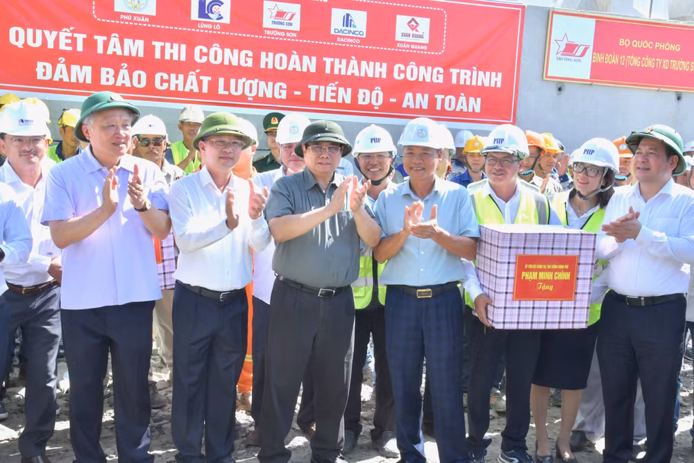 Thủ tướng Phạm Minh Chính tặng quà động viên các cán bộ, công nhân các đơn vị đang thi công trên công trường. (Ảnh: THANH GIANG)
