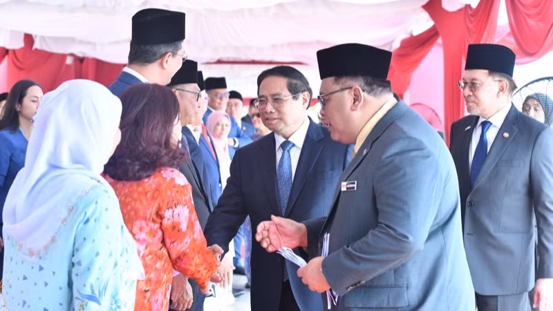Thủ tướng Phạm Minh Chính với các quan chức Malaysia tại Lễ đón chính thức. (Ảnh: THANH GIANG)