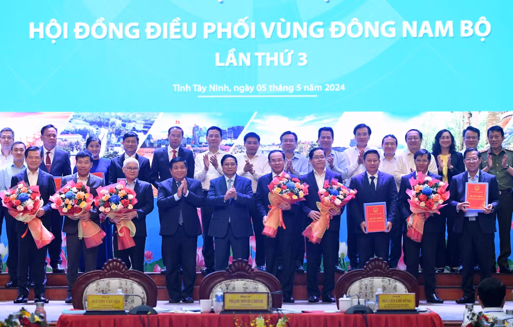 Thủ tướng Phạm Minh Chính trao Quyết định của Thủ tướng Chính phủ phê duyệt Quy hoạch vùng và Hồ sơ quy hoạch cho lãnh đạo các địa phương vùng Đông Nam Bộ. Thủ tướng Phạm Minh Chính trao Quyết định của Thủ tướng Chính phủ phê duyệt Quy hoạch vùng và Hồ sơ quy hoạch cho lãnh đạo các địa phương vùng Đông Nam Bộ.