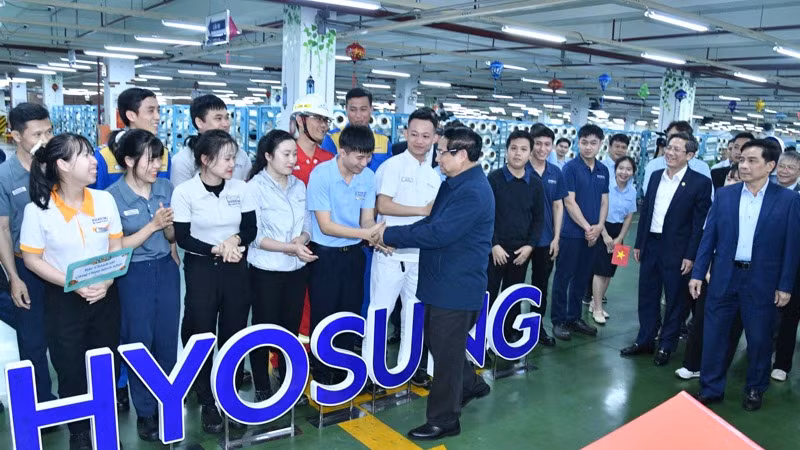 Thủ tướng Phạm Minh Chính thăm hỏi, động viên người lao động Tập đoàn HS Hyosung. (Ảnh: THANH GIANG) Thủ tướng Phạm Minh Chính thăm hỏi, động viên người lao động Tập đoàn HS Hyosung. (Ảnh: THANH GIANG)