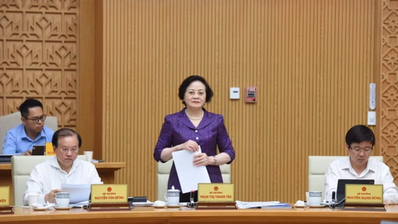 Bộ trưởng Nội vụ Phạm Thị Thanh Trà báo cáo tại phiên họp. (Ảnh: TRẦN HẢI)
