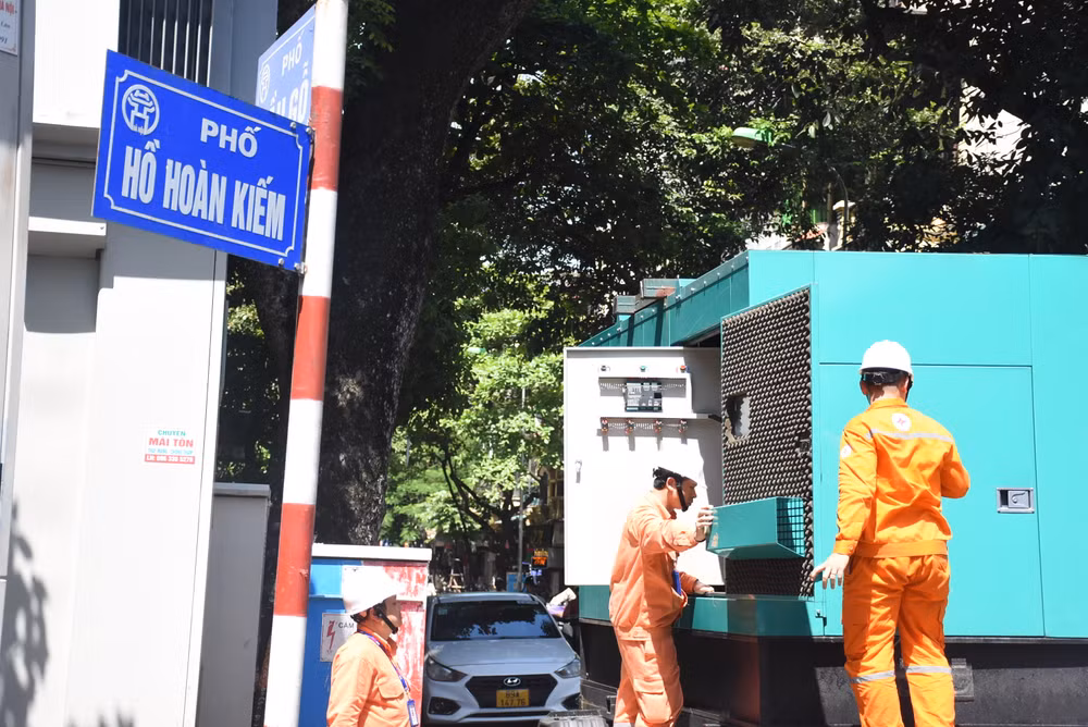 EVNHanoi chuẩn bị máy phát dự phòng tại các vị trí quan trọng. EVNHanoi chuẩn bị máy phát dự phòng tại các vị trí quan trọng.