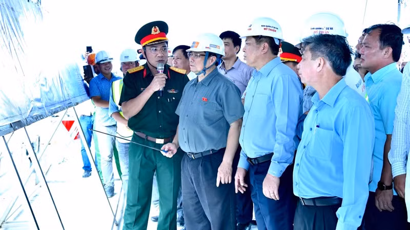 Thủ tướng Phạm Minh Chính chỉ đạo tiến độ xây dựng tuyến cao tốc Cần Thơ-Cà Mau tại nút giao IC5 trên địa bàn xã Vị Thắng, huyện Vị Thủy, tỉnh Hậu Giang. (Ảnh: Thanh Giang)