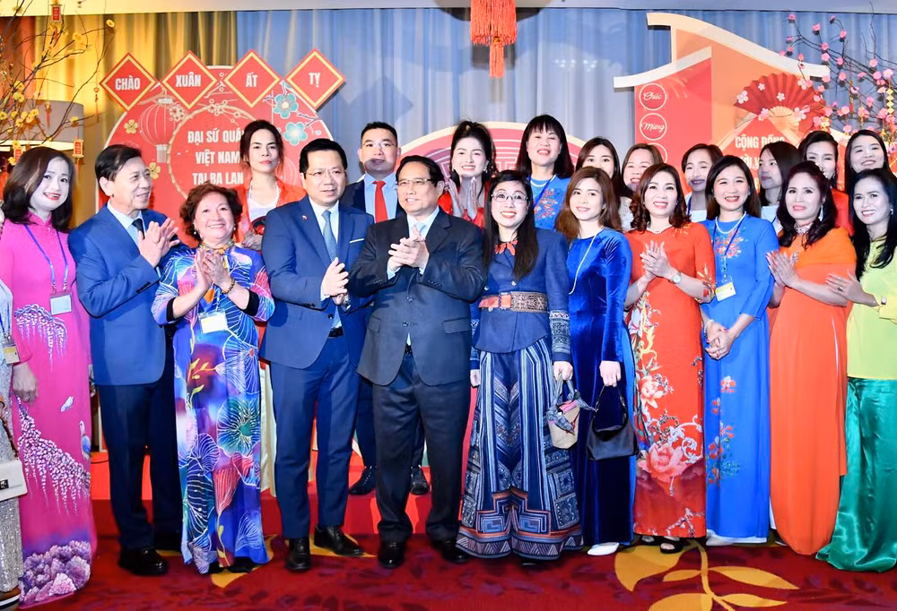 Thủ tướng Phạm Minh Chính và Phu nhân với bà con kiều bào tại Chương trình (Ảnh THANH GIANG).