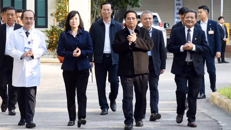 Thủ tướng Phạm Minh Chính thăm, chúc Tết cán bộ, y sĩ, bác sĩ và nhân viên y tế Bệnh viện Phổi Trung ương đang ứng trực những ngày Tết. (Ảnh: TRẦN HẢI)