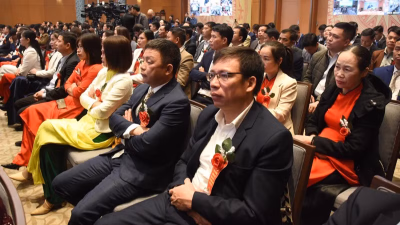 Các đại biểu nông dân, hợp tác xã tiêu biểu tham dự Hội nghị đối thoại. (Ảnh: TRẦN HẢI)