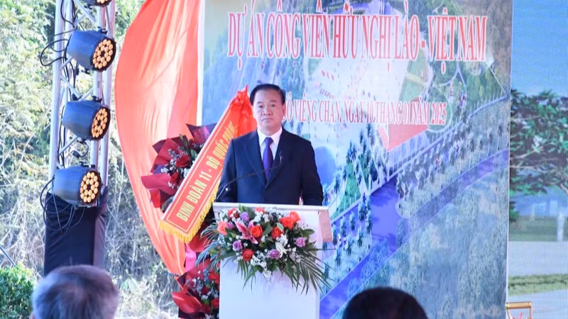 Đồng chí Thongsalith Mangnomek, Bí thư Trung ương Đảng, Chánh Văn phòng Trung ương Đảng Nhân dân Cách mạng Lào phát biểu ý kiến tại buổi lễ. (Ảnh: THANH GIANG) Đồng chí Thongsalith Mangnomek, Bí thư Trung ương Đảng, Chánh Văn phòng Trung ương Đảng Nhân dân Cách mạng Lào phát biểu ý kiến tại buổi lễ. (Ảnh: THANH GIANG)