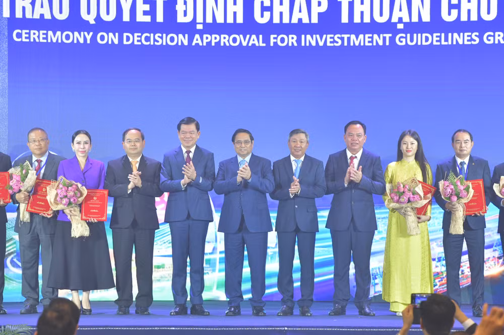 Thủ tướng Phạm Minh Chính chúc mừng các doanh nghiệp, nhà đầu tư được lãnh đạo tỉnh Đồng Nai trao Quyết định chấp thuận chủ trương đầu tư (Ảnh: Thanh Giang). 