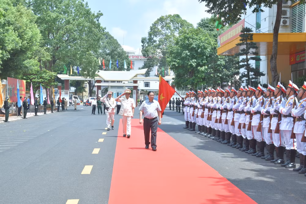 Thủ tướng Phạm Minh Chính duyệt Đội danh dự Công an tỉnh Đắk Lắk.