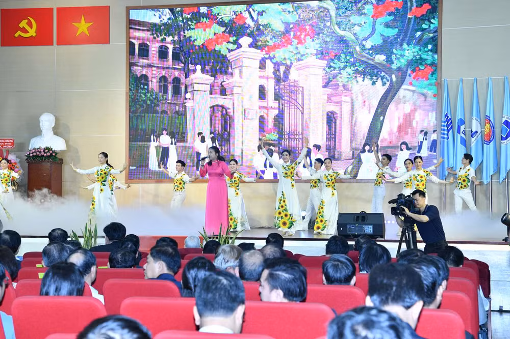 Một tiết mục văn nghệ được biểu diễn tại Lễ Kỷ niệm. (Ảnh: THANH GIANG)