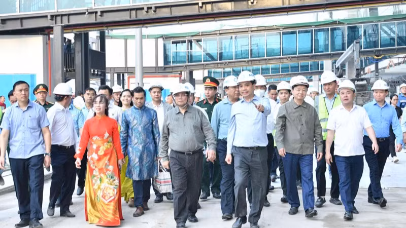 Thủ tướng Phạm Minh Chính đi thị sát Nhà ga hành khách T3 Tân Sơn Nhất. (Ảnh: THANH GIANG)