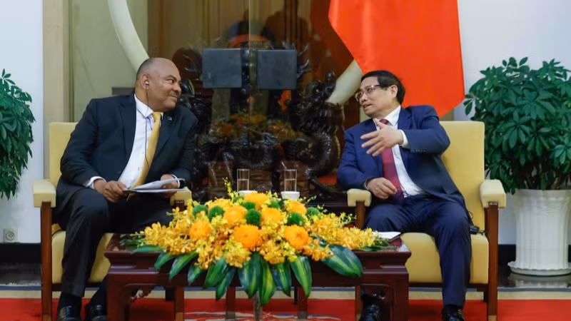 Thủ tướng Chính phủ Phạm Minh Chính tiếp Bộ Trưởng Ngoại giao và Hợp tác Đông Phi, Cộng hòa Thống nhất Tanzania Mahmoud Thabit Kombo. (Ảnh: NHẬT BẮC)