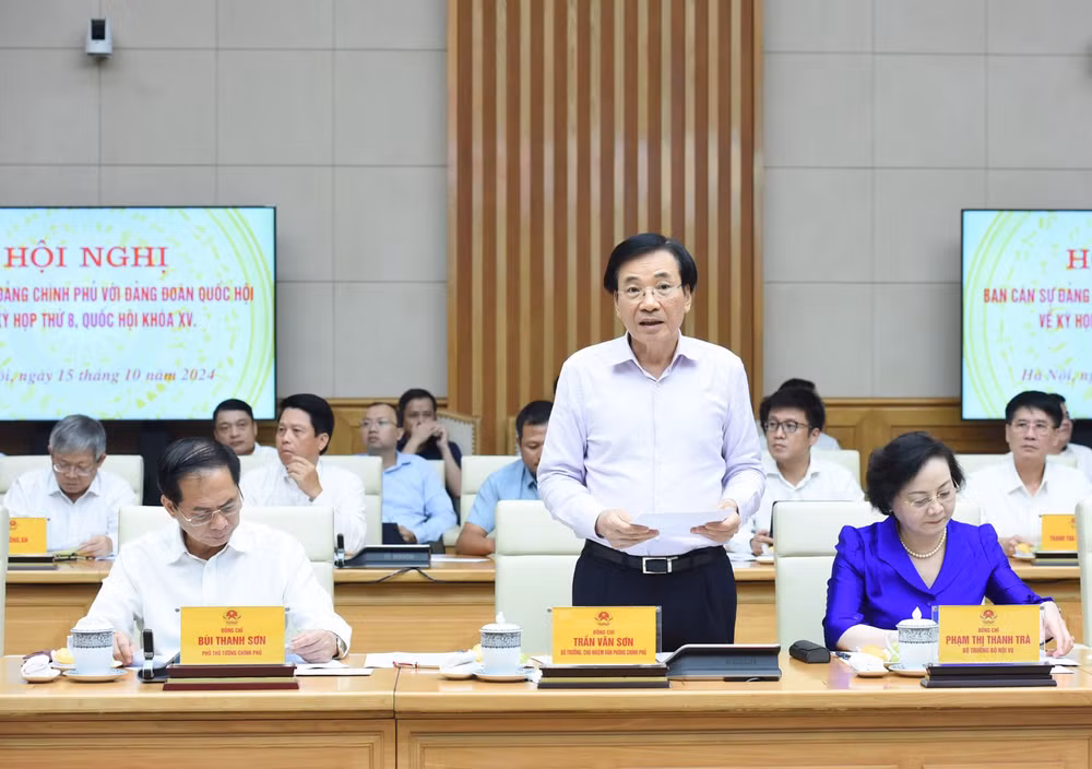 Đồng chí Trần Văn Sơn, Ủy viên, Chánh Văn phòng Ban cán sự đảng Chính phủ, Bộ trưởng, Chủ nhiệm Văn phòng Chính phủ báo cáo tại Hội nghị. (Ảnh: Trần Hải)