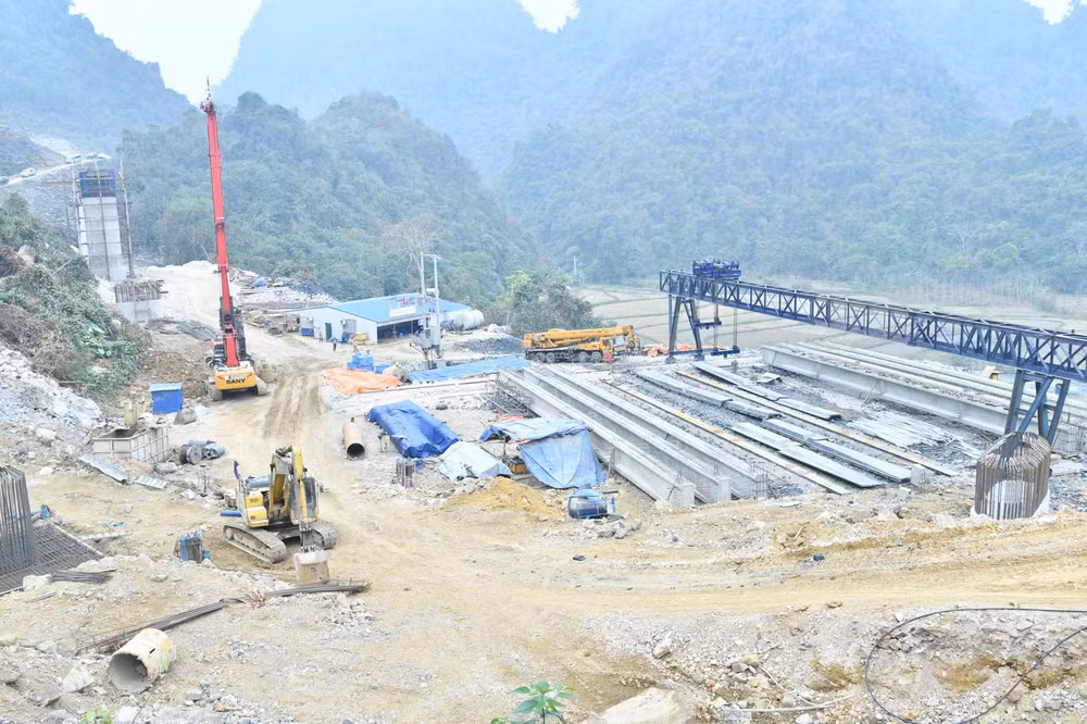 Khu vực đúc dầm cầu cạn nối với hầm Đông Khê của nhà thầu. (Ảnh: THANH GIANG)