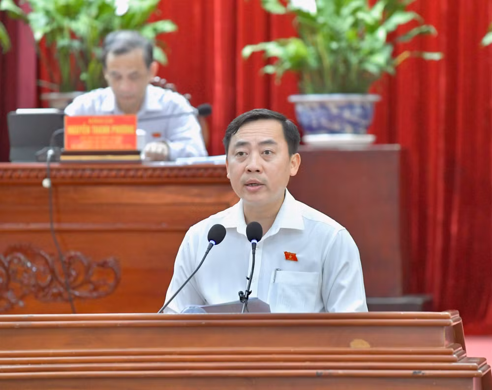 Đồng chí Đào Chí Nghĩa, Phó Trưởng Đoàn đại biểu Quốc hội thành phố Cần Thơ báo cáo tại cuộc tiếp xúc cử tri. (Ảnh: THANH GIANG)