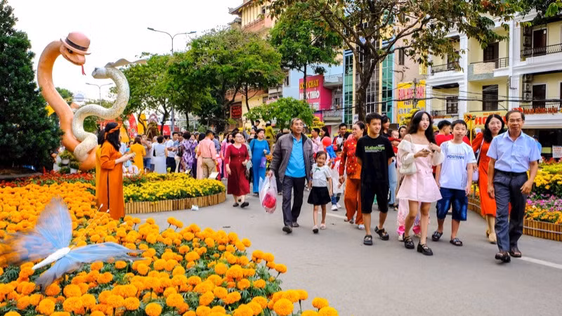 Đường hoa là một trong những hoạt động tạo điểm đến cho người dân và du khách vui chơi, giải trí và thưởng ngoạn tại Cần Thơ. Đường hoa là một trong những hoạt động tạo điểm đến cho người dân và du khách vui chơi, giải trí và thưởng ngoạn tại Cần Thơ.