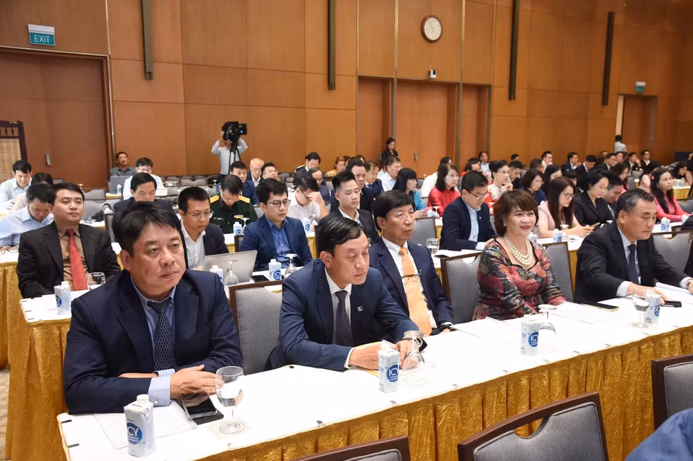 Các đại diện doanh nghiệp, doanh nhân tham dự buổi gặp mặt. (Ảnh: TRẦN HẢI)
