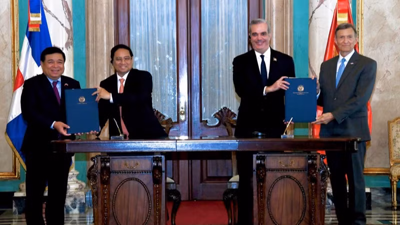 Thủ tướng Phạm Minh Chính và Tổng thống Cộng hòa Dominica Luis Rodolfo Abinader Corona đã chứng kiến lễ ký kết các văn kiện hợp tác giữa hai nước. (Ảnh: THANH GIANG)