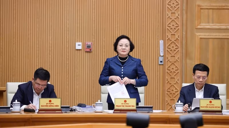 Bộ trưởng Nội vụ Phạm Thị Thanh Trà phát biểu ý kiến tại phiên họp. (Ảnh: TRẦN HẢI)