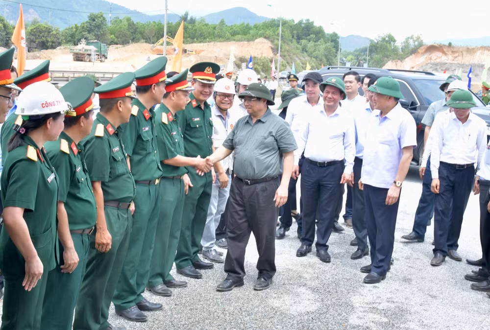Thủ tướng Phạm Minh Chính đến thăm, động viên các đơn vị tham gia thi công Dự án cao tốc đoạn Hòa Liên-Túy Loan. (Ảnh: THANH GIANG)