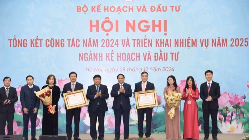 Thủ tướng Phạm Minh Chính trao Huân chương Lao động tặng một số tập thể của Bộ Kế hoạch và Đầu tư. (Ảnh: TRẦN HẢI)