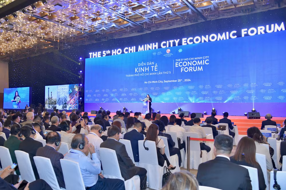 Quang cảnh Diễn đàn Kinh tế Thành phố Hồ Chí Minh lần thứ 5. Quang cảnh Diễn đàn Kinh tế Thành phố Hồ Chí Minh lần thứ 5.