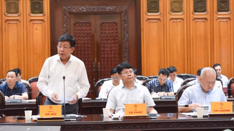 Đại diện lãnh đạo thành phố Hà Nội phát biểu ý kiến tại cuộc họp (Ảnh: TRẦN HẢI).