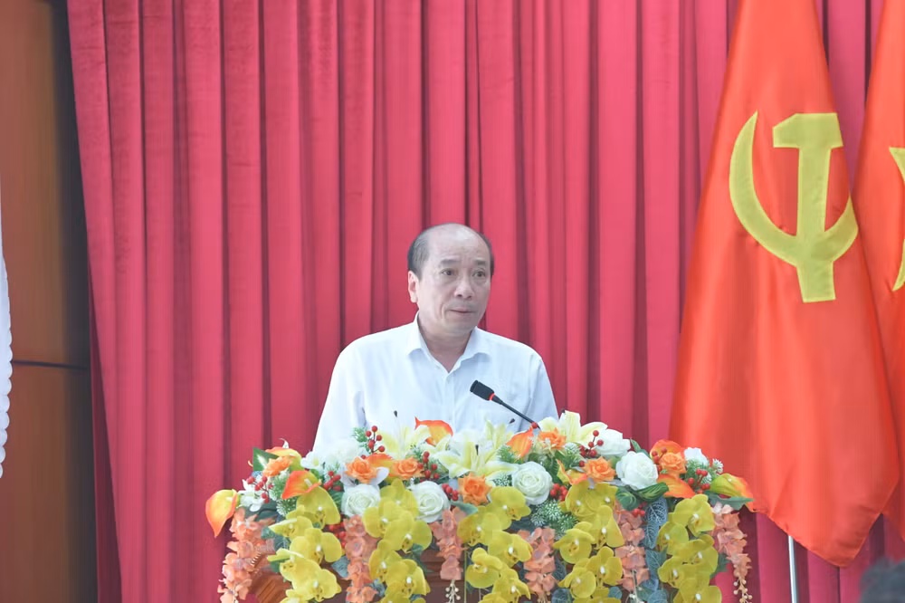 Chủ tịch Ủy ban nhân dân tỉnh Đắk Lắk Phạm Ngọc Nghị báo cáo Thủ tướng Chính phủ tại buổi làm việc. (Ảnh: Thanh Giang)