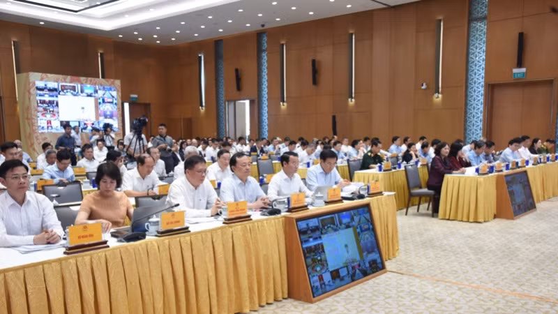 Các đồng chí lãnh đạo, đại biểu tham dự phiên họp. (Ảnh: TRẦN HẢI)