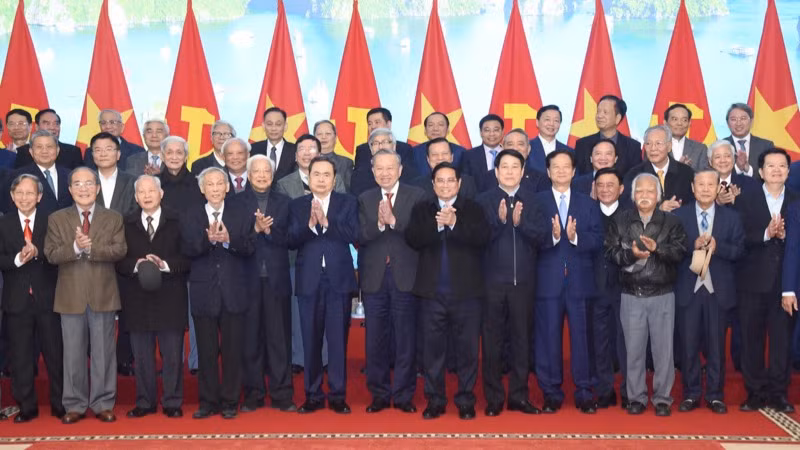 Tổng Bí thư Tô Lâm và các đồng chí lãnh đạo, nguyên lãnh đạo Đảng, Nhà nước tham dự chương trình gặp mặt "Mừng Đảng quang vinh, mừng Xuân Ất Tỵ 2025". (Ảnh: TRẦN HẢI)